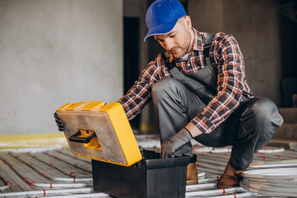 Handwerker schaut in seinen Werkzeugkasten